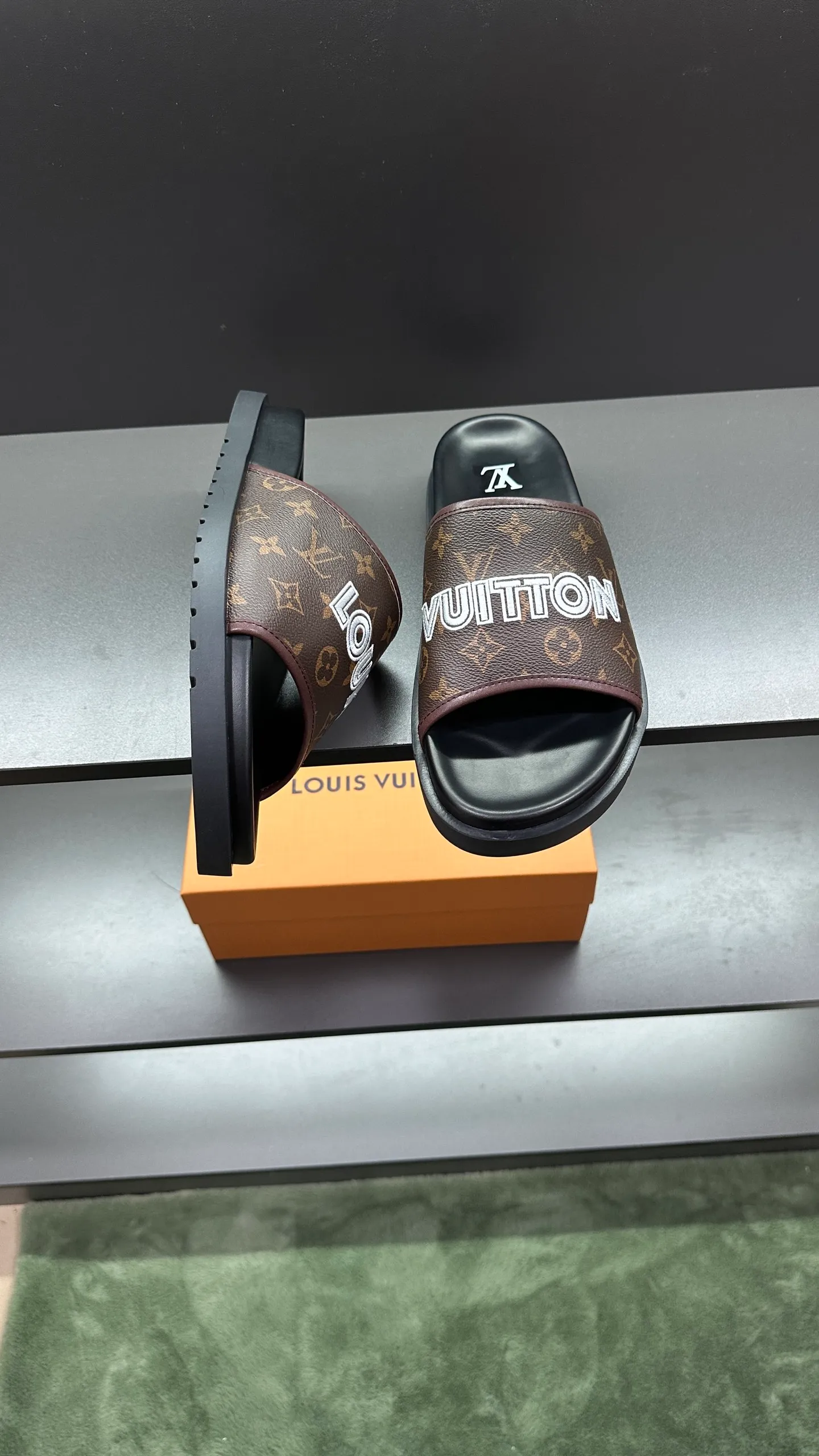 [L Home] P: 300💰Size: 38-45 Top purchasing lv men's summer slippers, classic presbyopia with soft real leather lining, unique color splicing effect, distinctive personality, fashionable and trendy essential style, light and comfortable. Lightweight and tough rubber insole, micro ridged foam outsole, super comfortable!